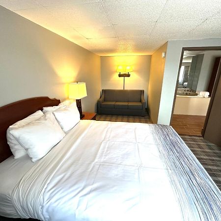 Americinn & Suites By Wyndham Baraboo Event Center Экстерьер фото