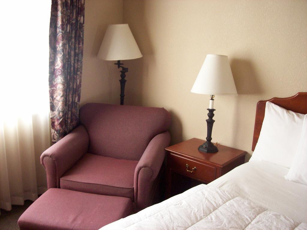 Americinn & Suites By Wyndham Baraboo Event Center Экстерьер фото
