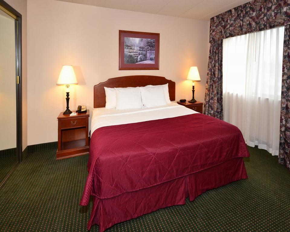 Americinn & Suites By Wyndham Baraboo Event Center Экстерьер фото
