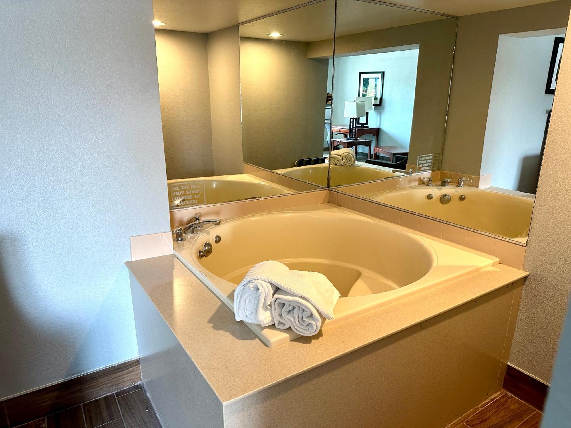Americinn & Suites By Wyndham Baraboo Event Center Экстерьер фото