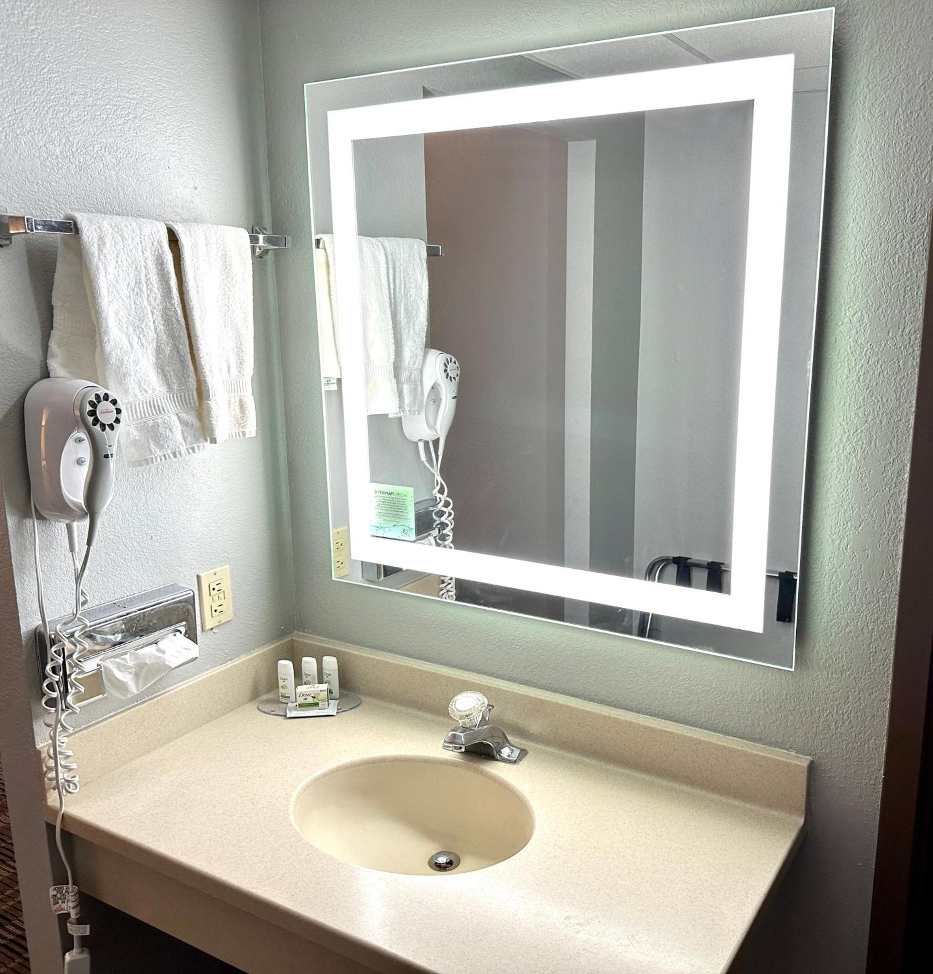Americinn & Suites By Wyndham Baraboo Event Center Экстерьер фото